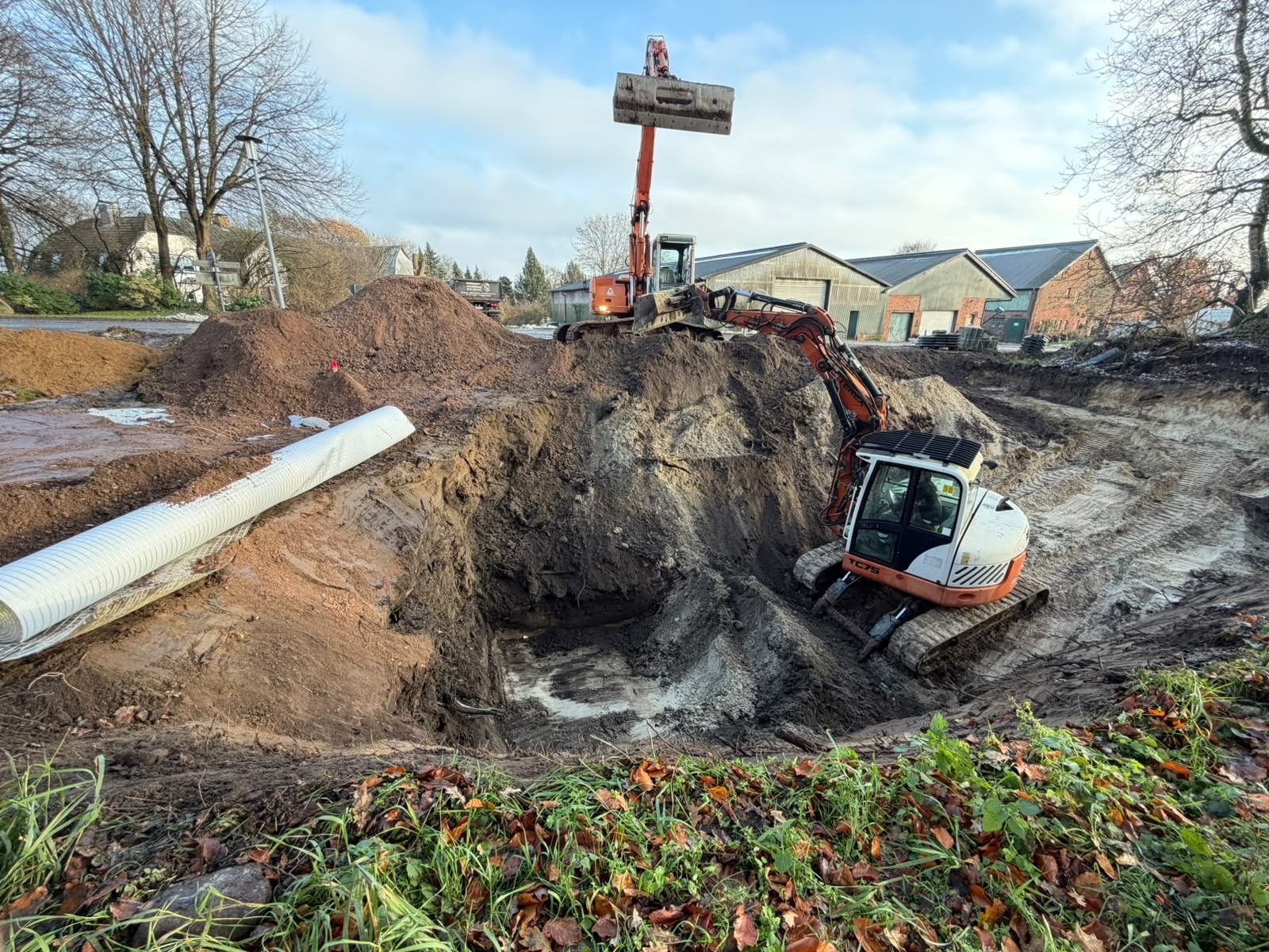 Bagger beim Aushub auf der Baustelle