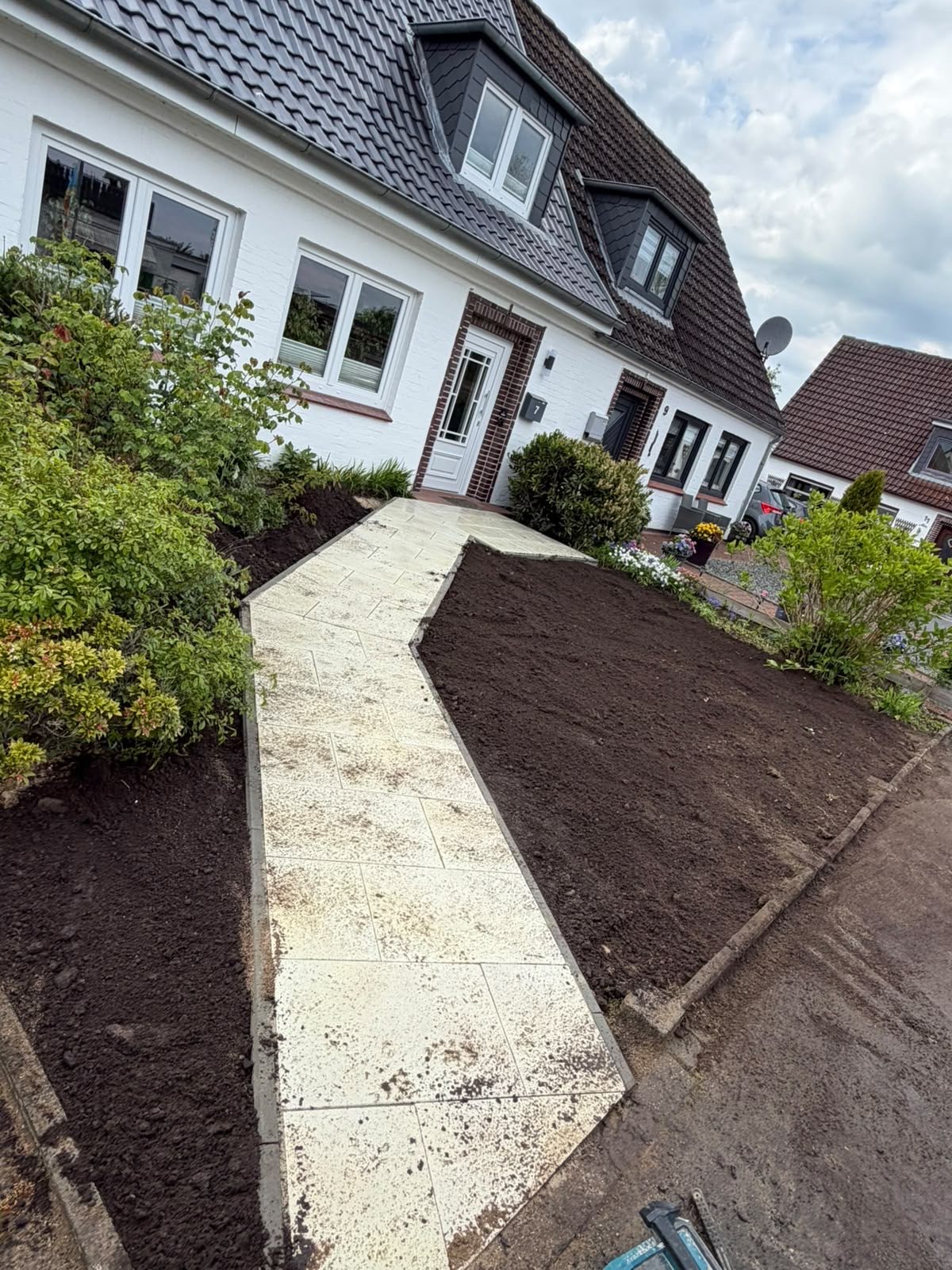 Fertiger Pflasterweg zum Haus